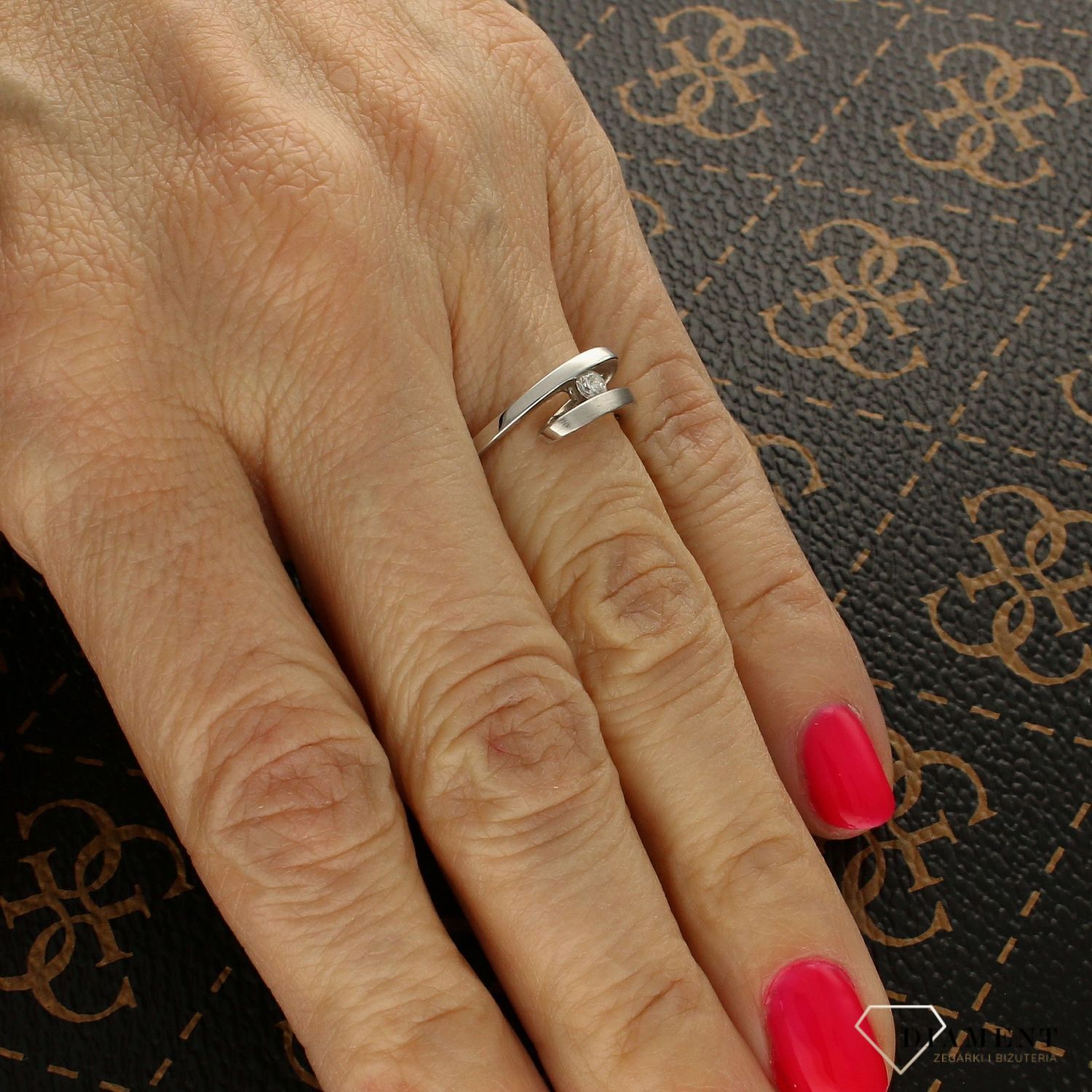 Pierścionek zaręczynowy z białego złota 585 z diamentem 0,03 ct, wykończenie półmat, rozmiar 10.jpg